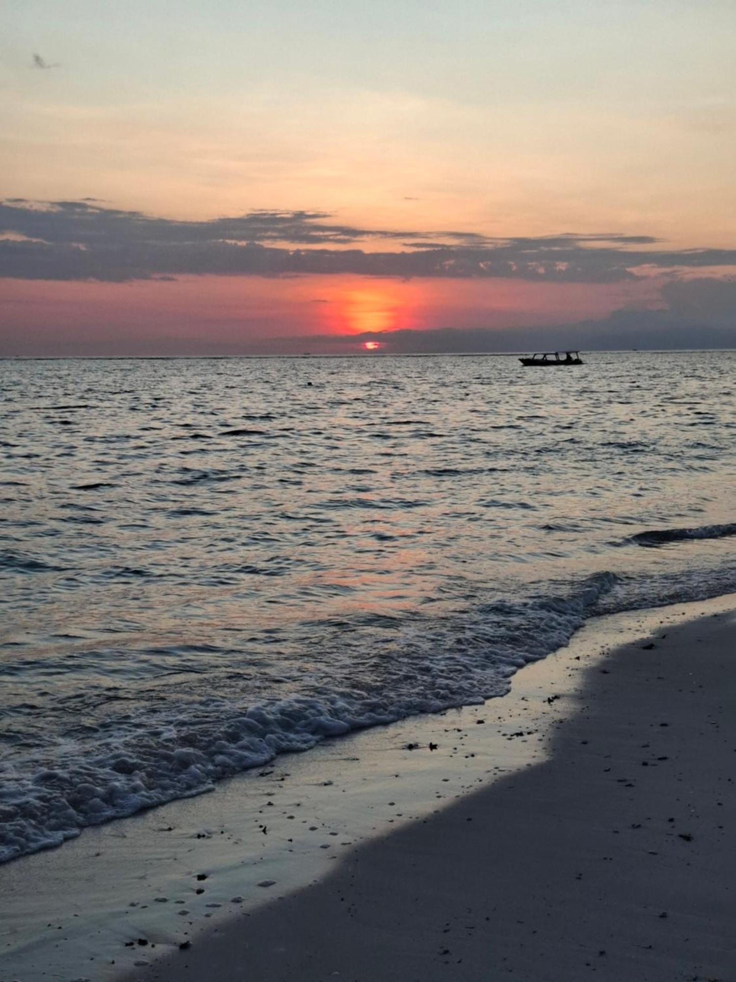 Mandala Beach Healing Rooms Gili Air Exterior photo